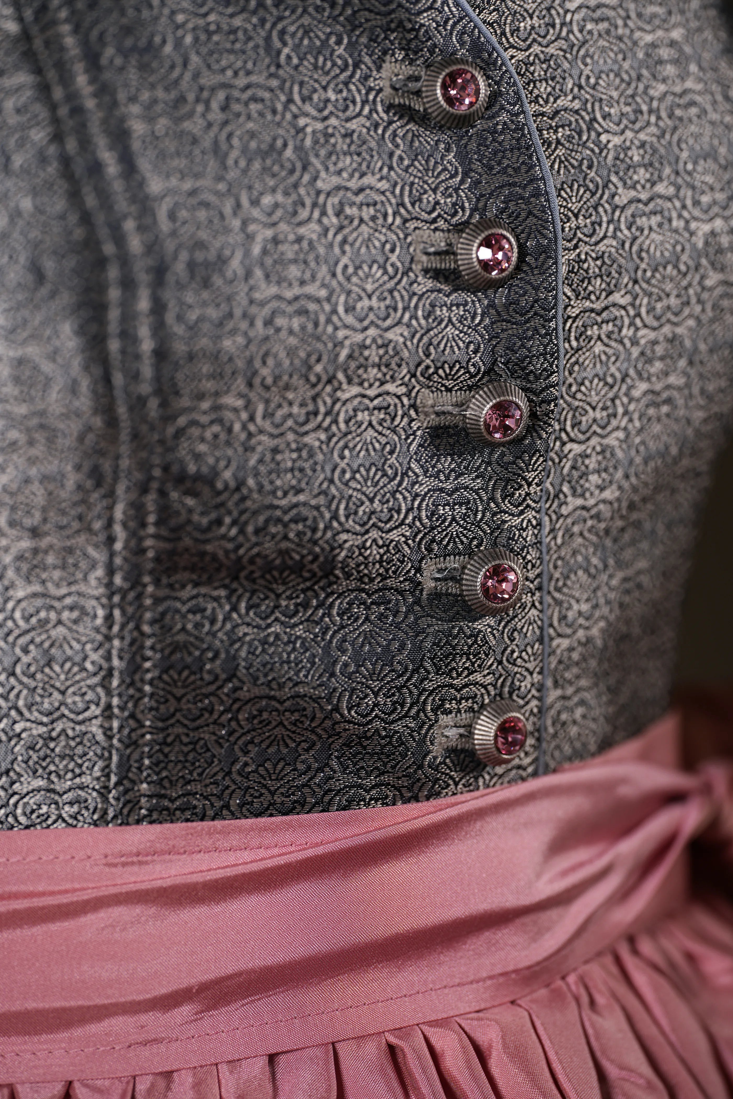 Zeigt die Knöpfe des Dirndls Sissi Glacee. Detailaufnahme Dirndl in rosa – ideal für Trachtenmode und Oktoberfest-Outfits.