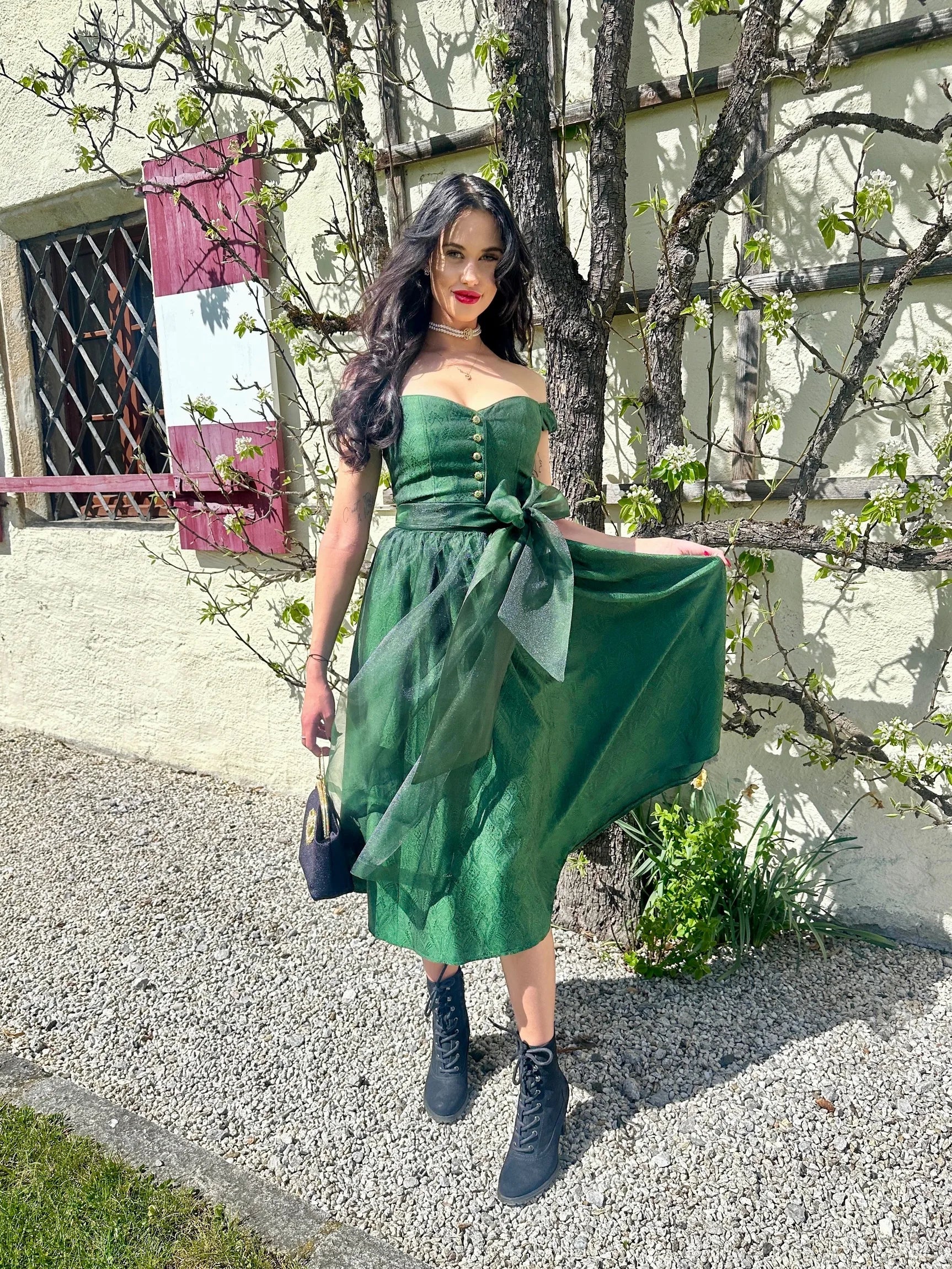 Smaragd grünes Dirndl Sissi Smaragd Edition an Frau getragen (Vorderansicht) – elegante Trachtenmode in stilvoller Präsentation.