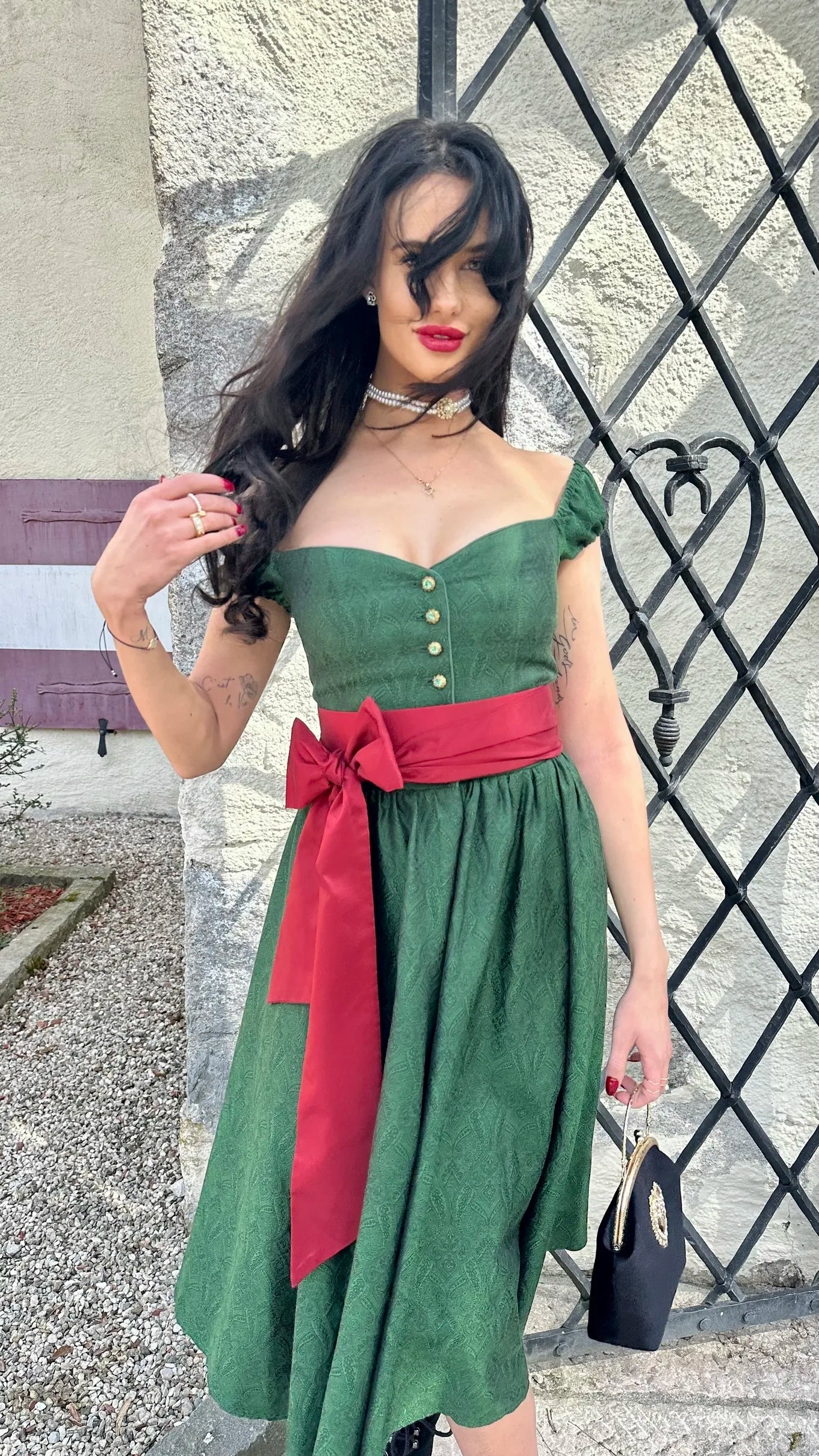 Zeigt das von einer Frau getragene Dirndl Sissi Smaragd.