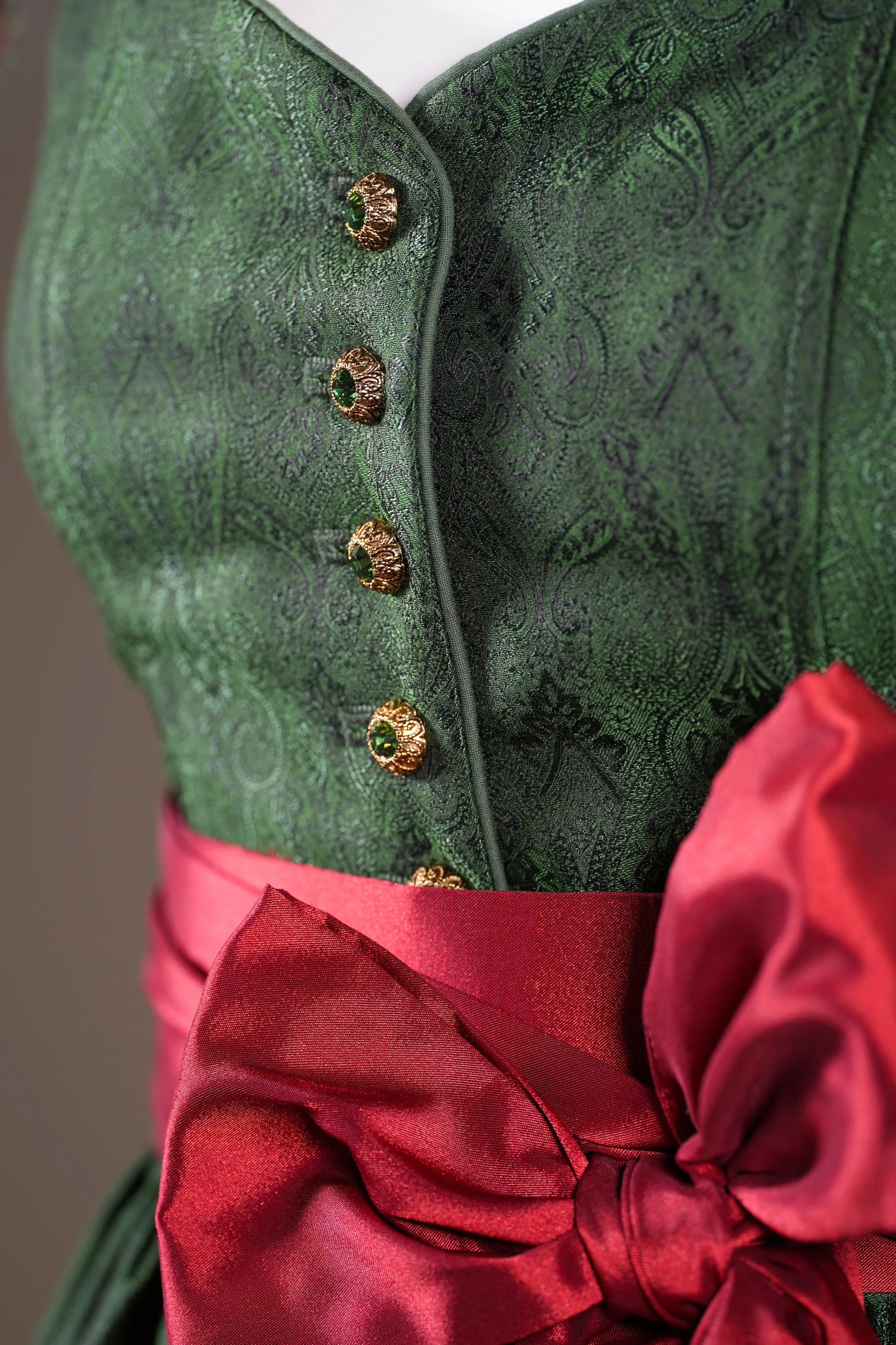 Zeigt die Knöpfe des Dirndls Sissi Smaragd. Detailaufnahme Dirndl in smaragd – ideal für Trachtenmode und Oktoberfest-Outfits.