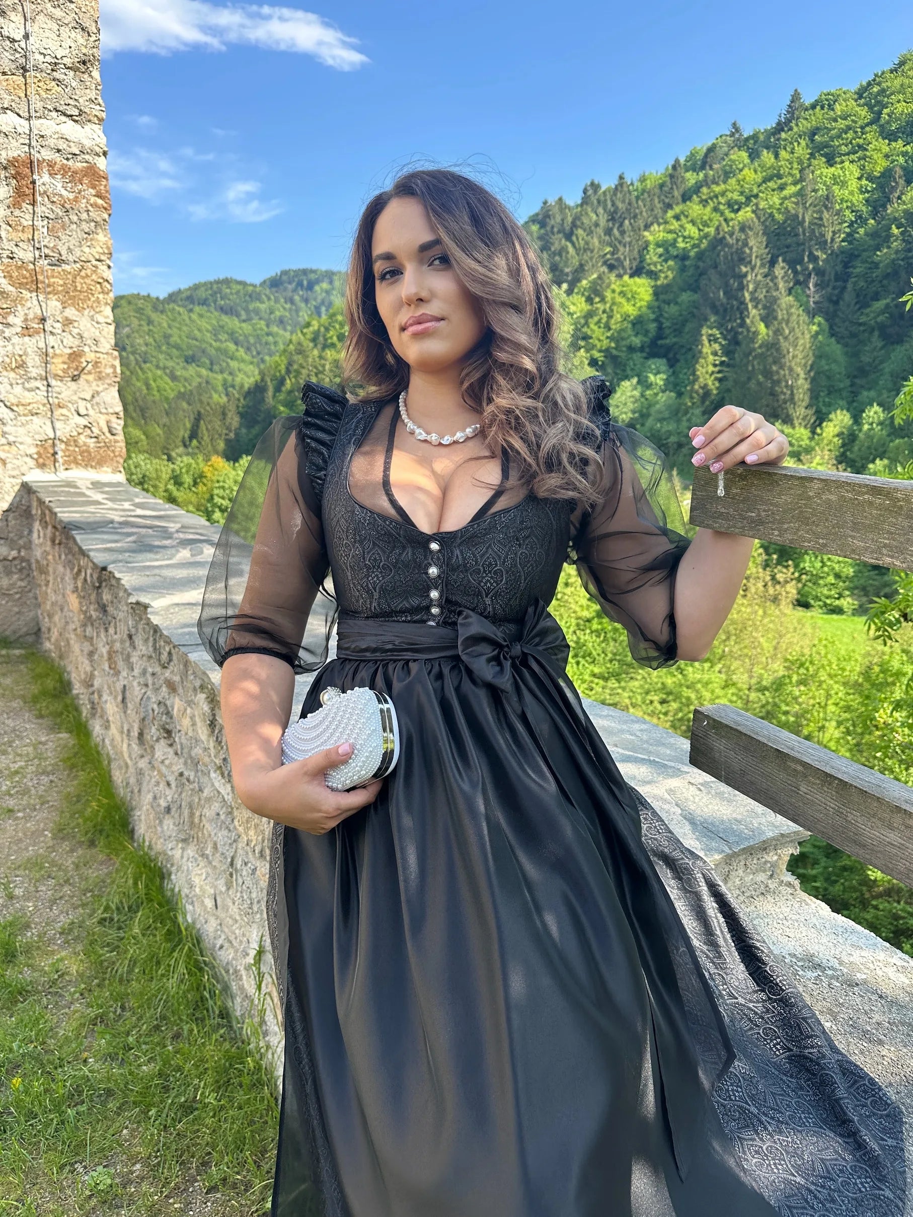 Schwarzes Dirndl Imperial Noir und der schwarzen Bluse Helene Noire an Frau getragen – elegante Trachtenmode in stilvoller Präsentation.