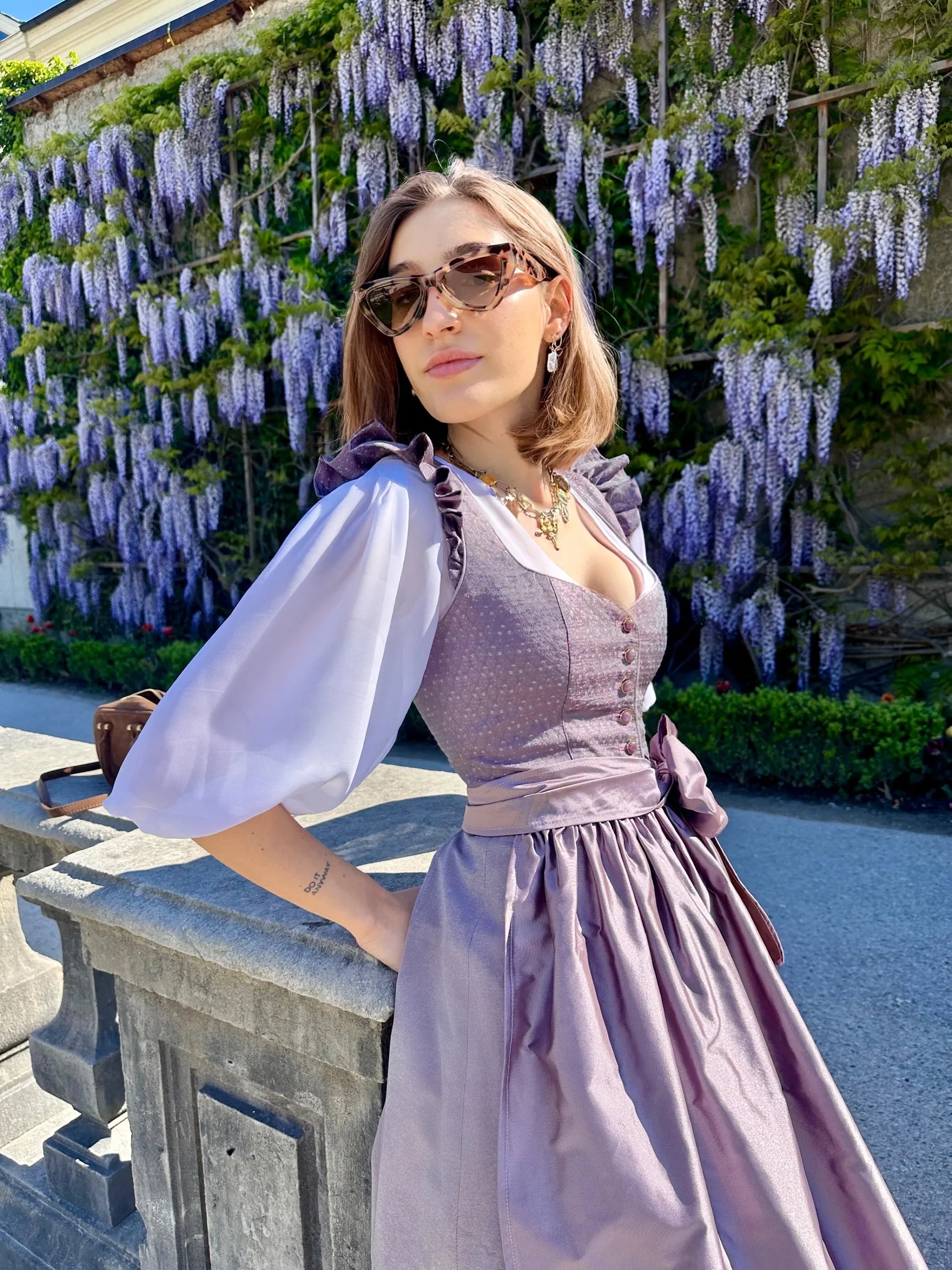 Lila Dirndl Sophie Lilac Legacy an Frau getragen – elegante Trachtenmode in stilvoller Präsentation.