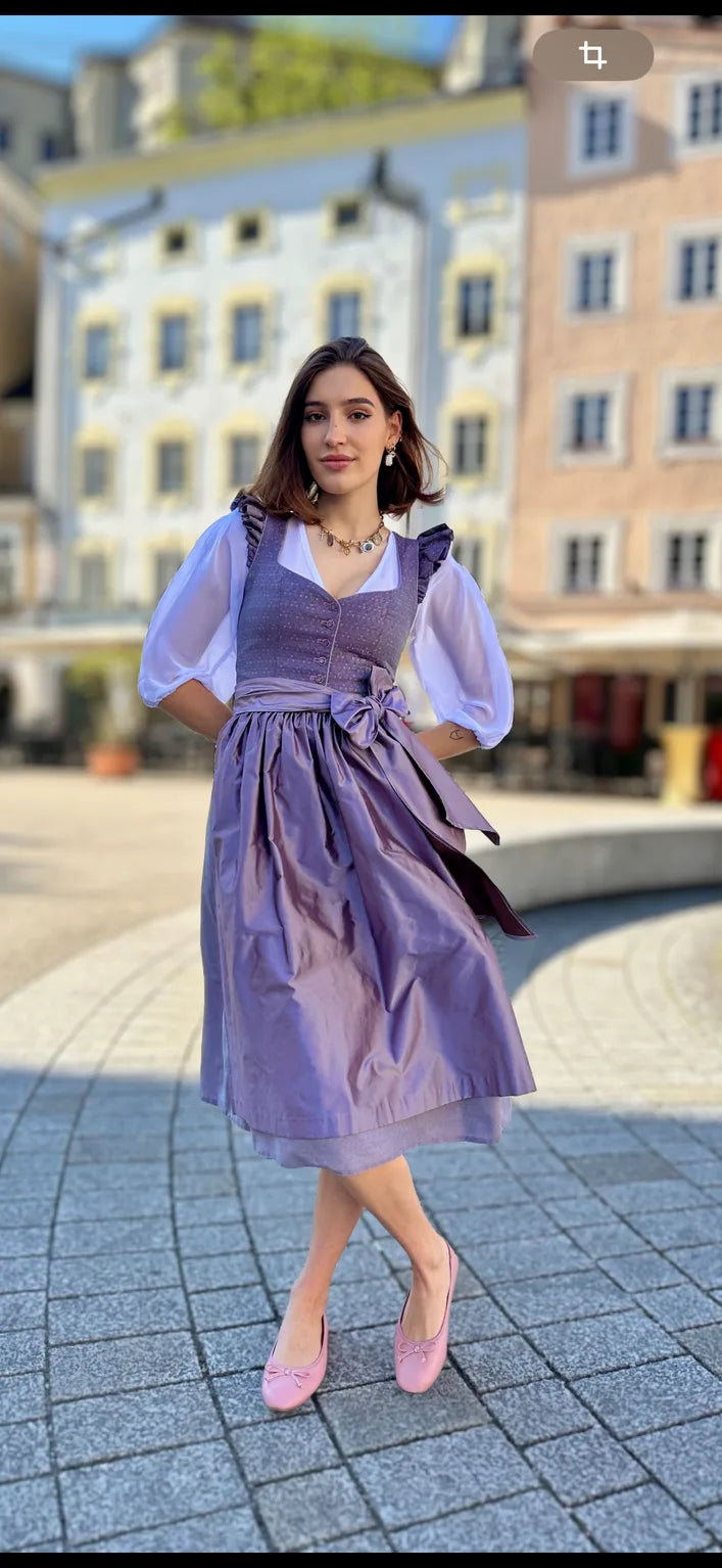Lila Dirndl Sophie Lilac Legacy an Frau getragen – elegante Trachtenmode in stilvoller Präsentation.