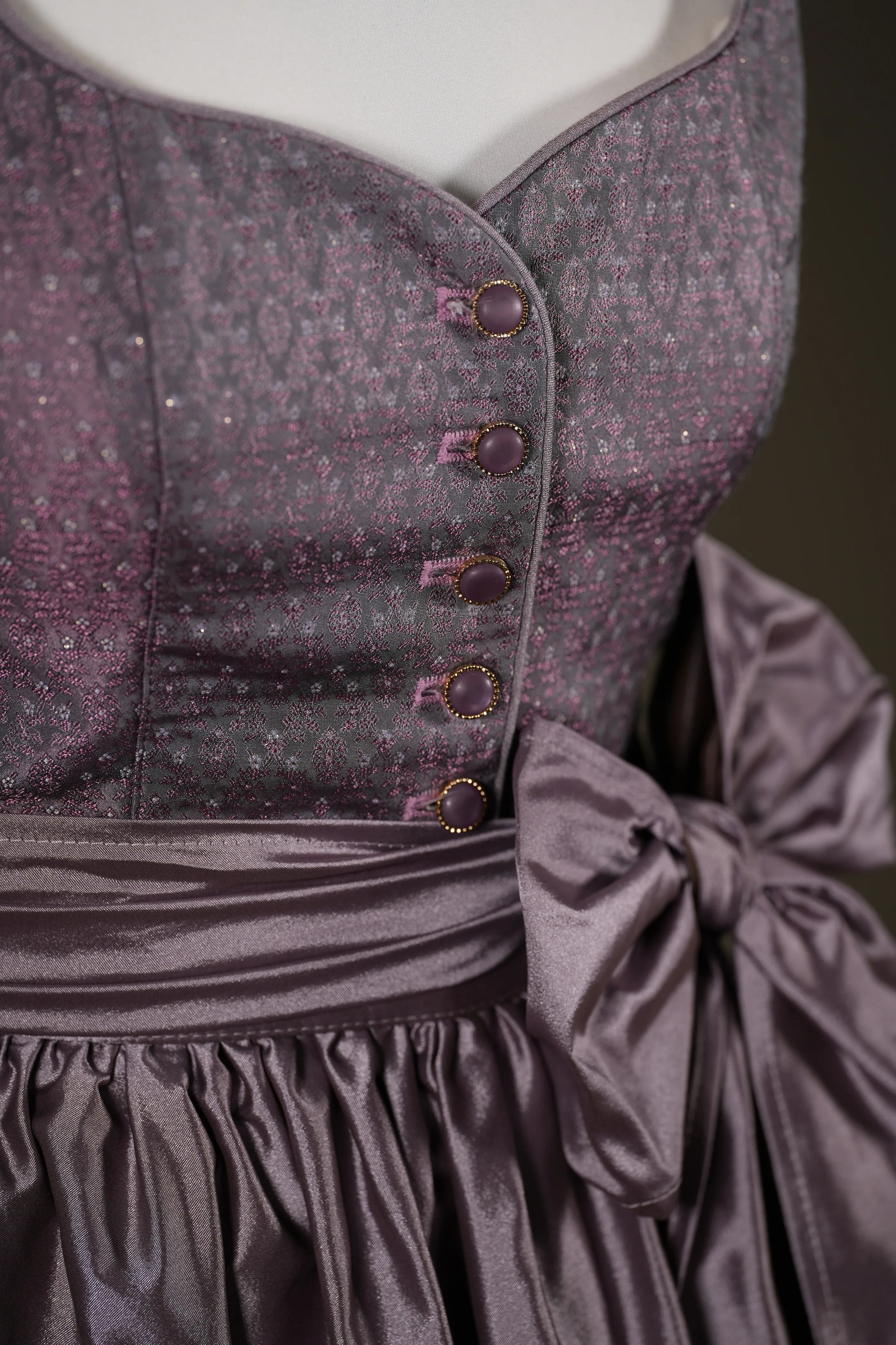 Zeigt die Knöpfe des Dirndls Sophie Lilac. Detailaufnahme Dirndl in lila – ideal für Trachtenmode und Oktoberfest-Outfits.