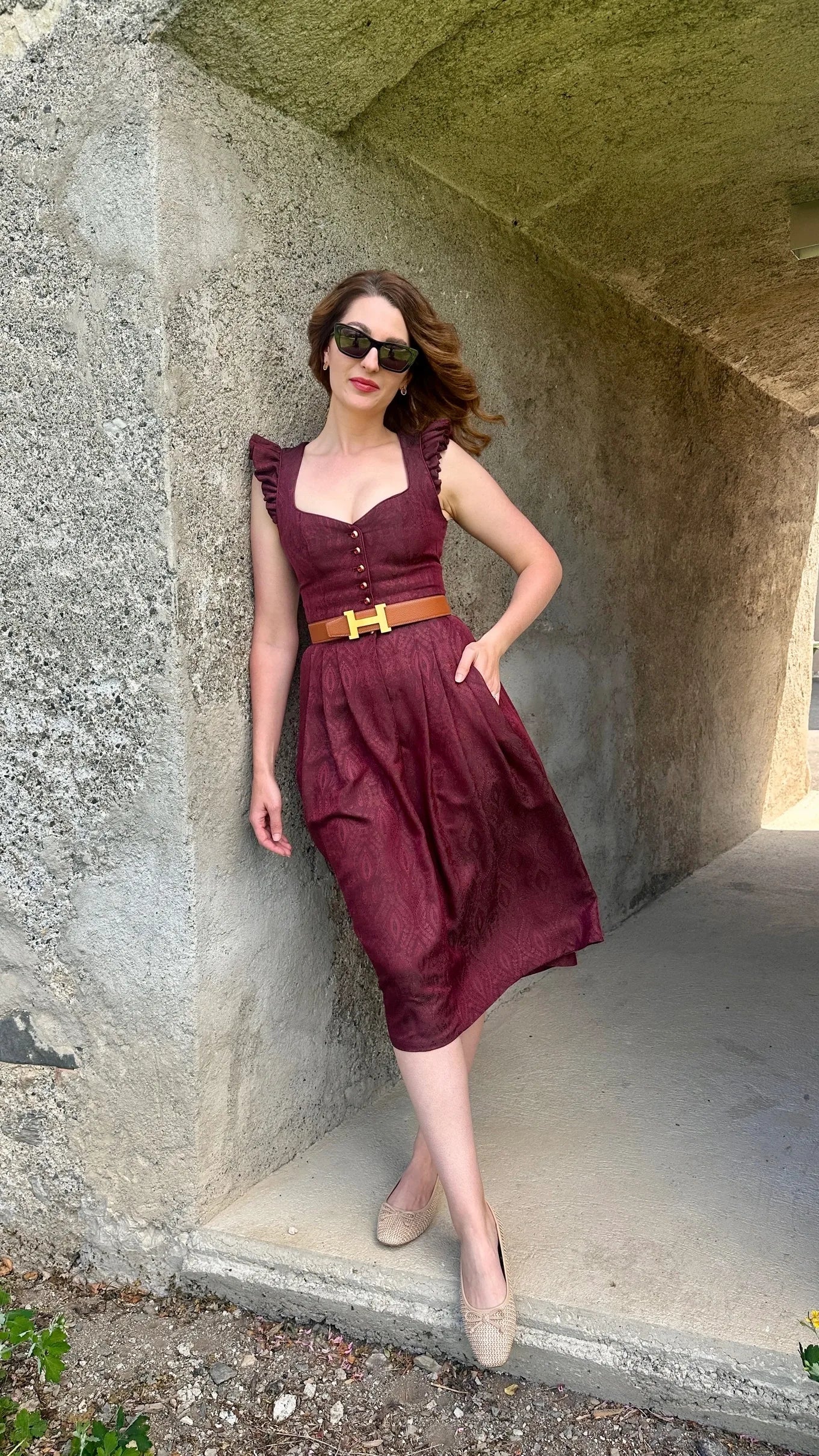 Rotes Dirndl Sophie Rouge Edition an Frau getragen – elegante Trachtenmode in stilvoller Präsentation.