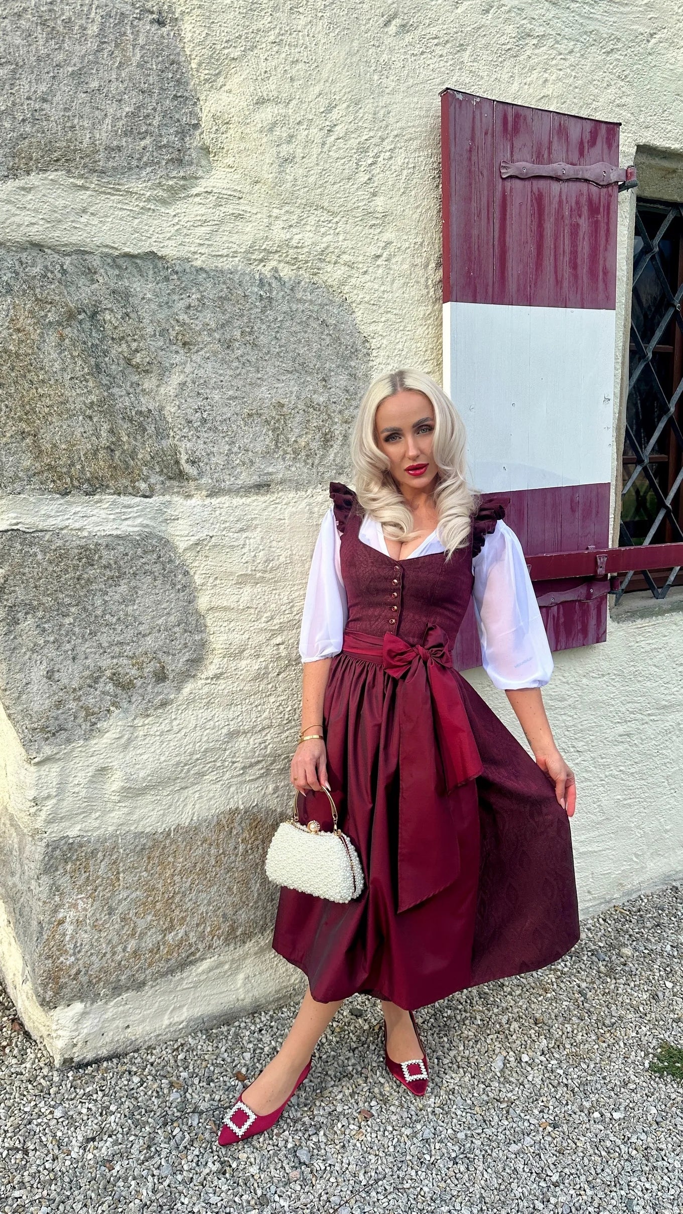Rotes Dirndl Sophie Rouge Edition an Frau getragen – elegante Trachtenmode in stilvoller Präsentation.