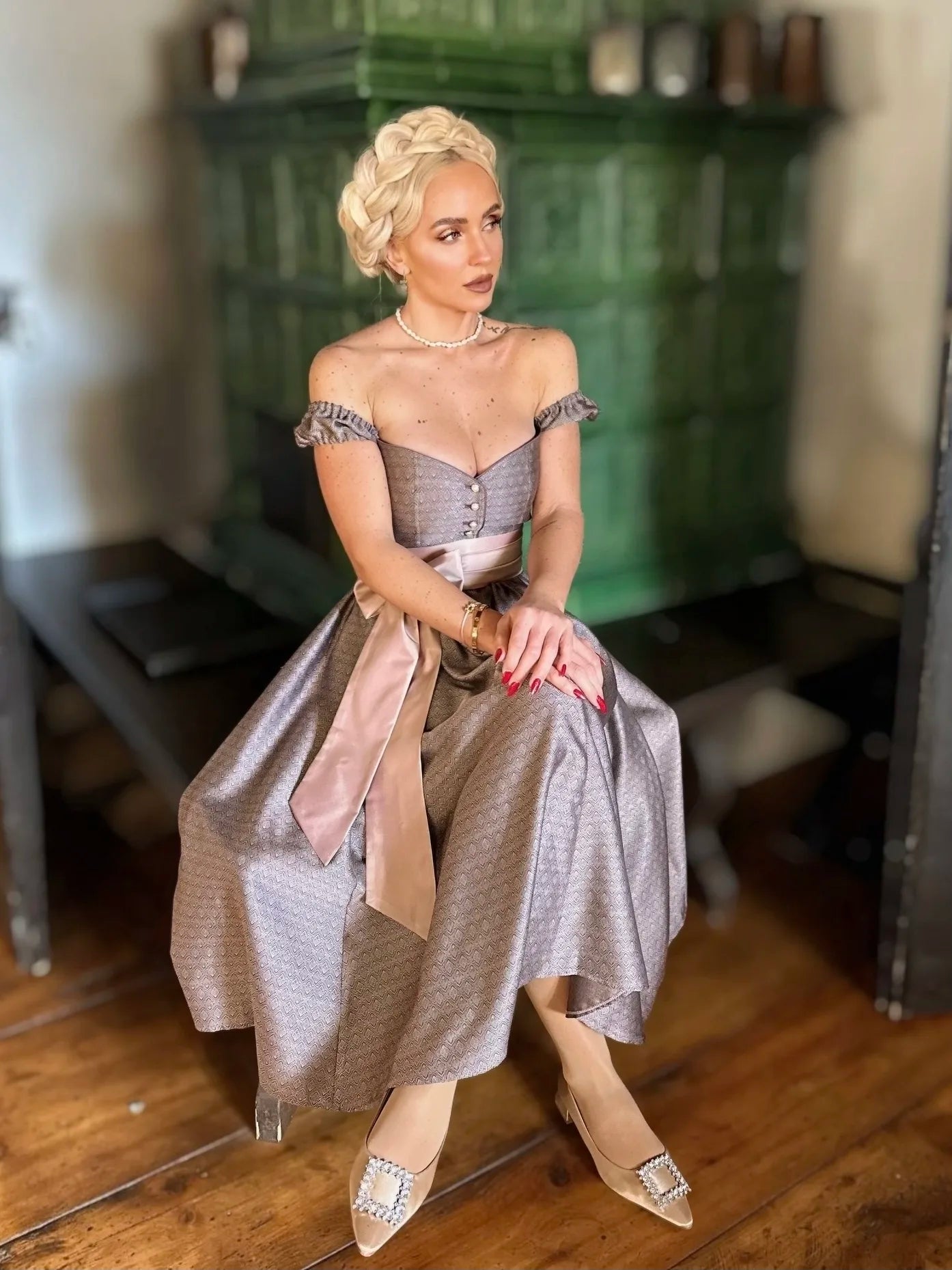 Zeigt das Gesicht hinter Imperialista Fashion Michelle Miggitsch im Dirndl.