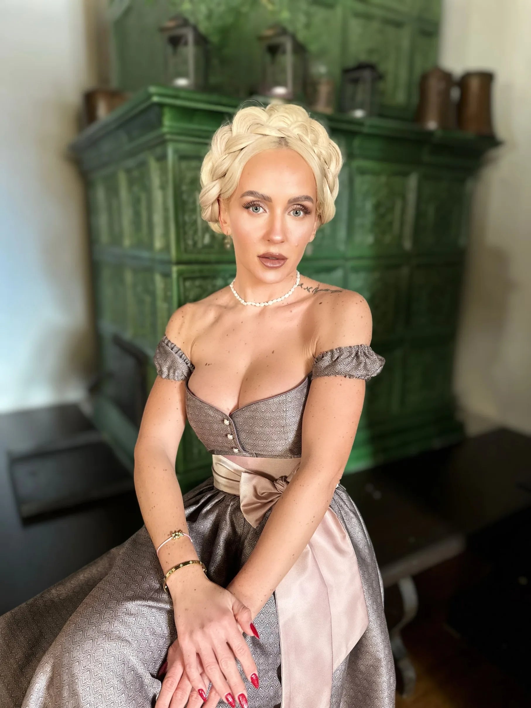 Zeigt das Gesicht hinter Imperialista Fashion Michelle Miggitsch im Dirndl.