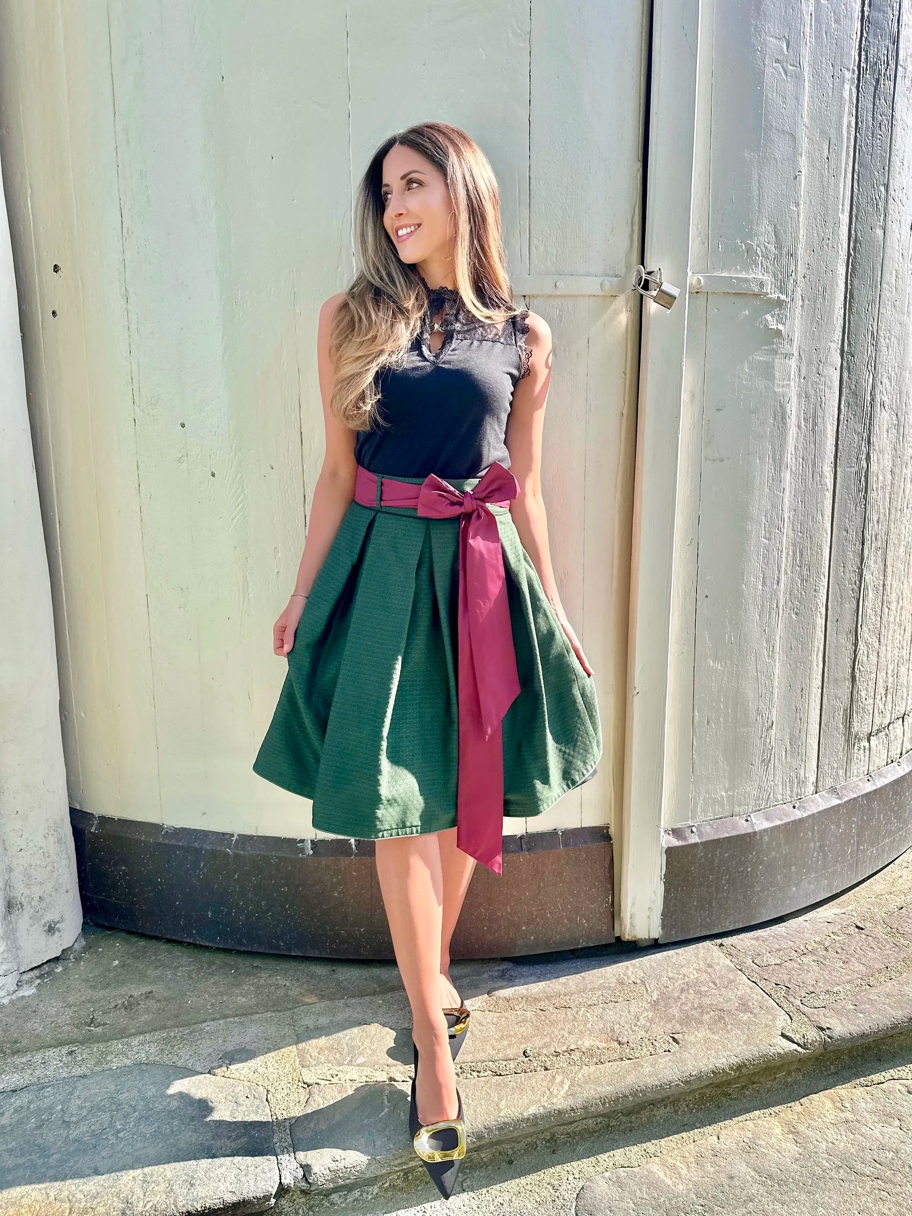 Smaragdgrüner Rock Ludovika Marie Smaragd an Frau getragen – elegante Trachtenmode in stilvoller Präsentation.