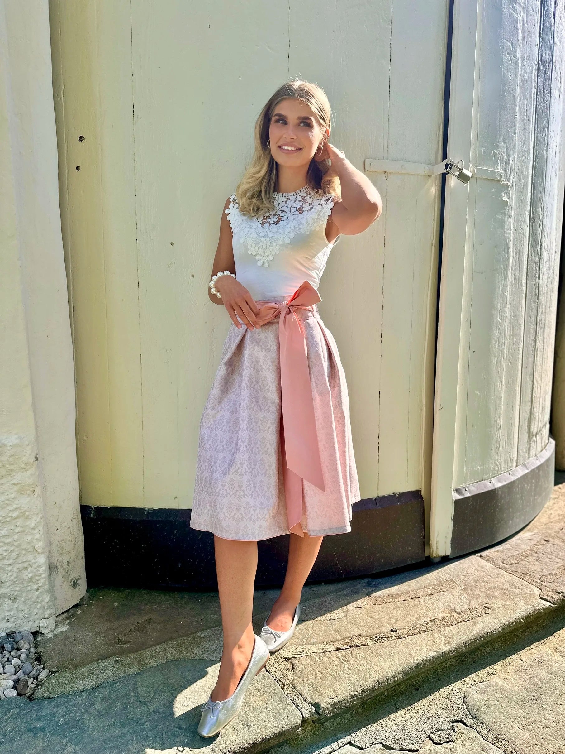 Rosa Rock Ludovika Marie Rosa an Frau getragen – elegante Trachtenmode in stilvoller Präsentation.