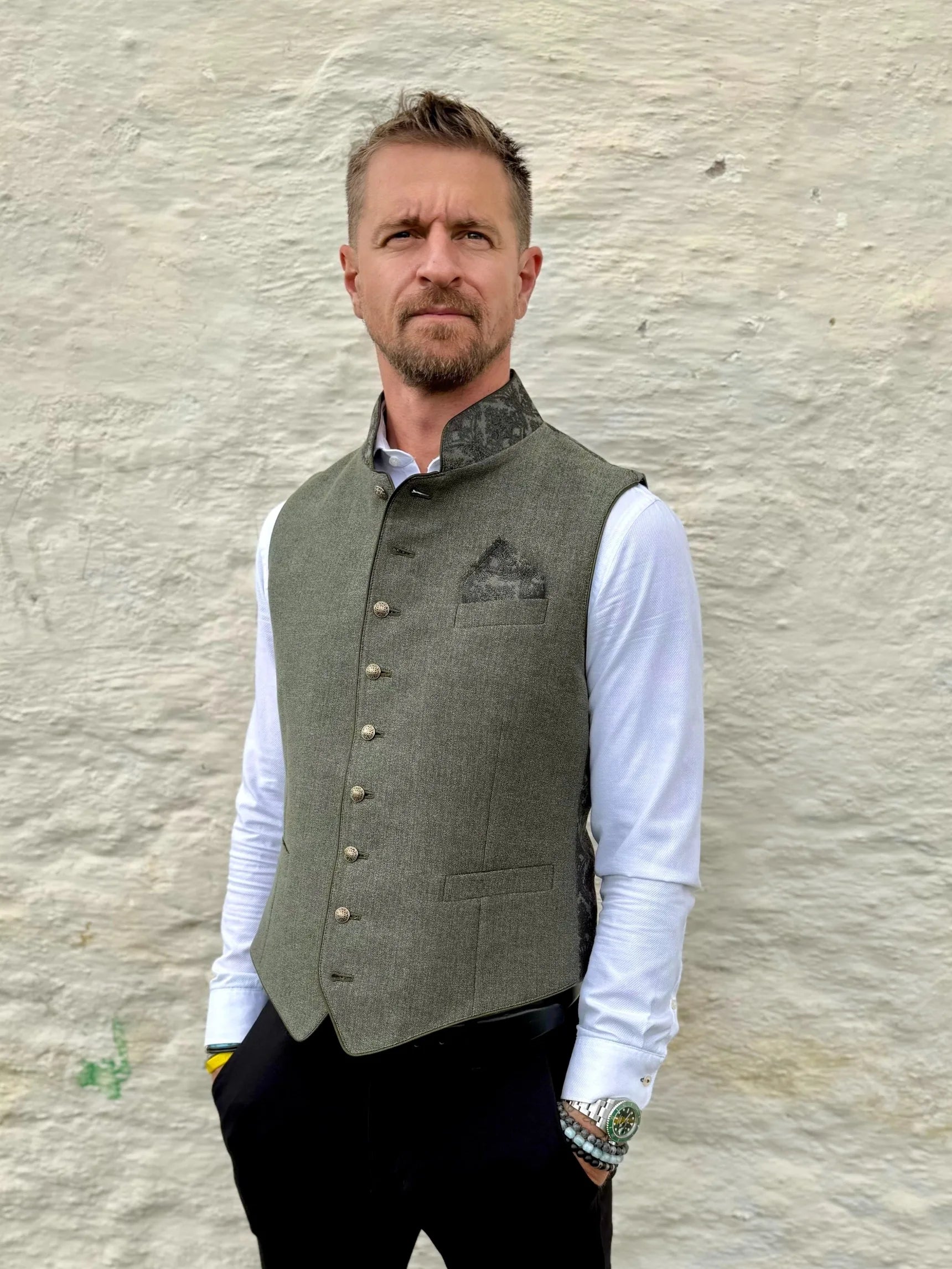 Grüne Weste Chene an Herr getragen (Vorderansicht) – elegante Trachtenmode in stilvoller Präsentation.
