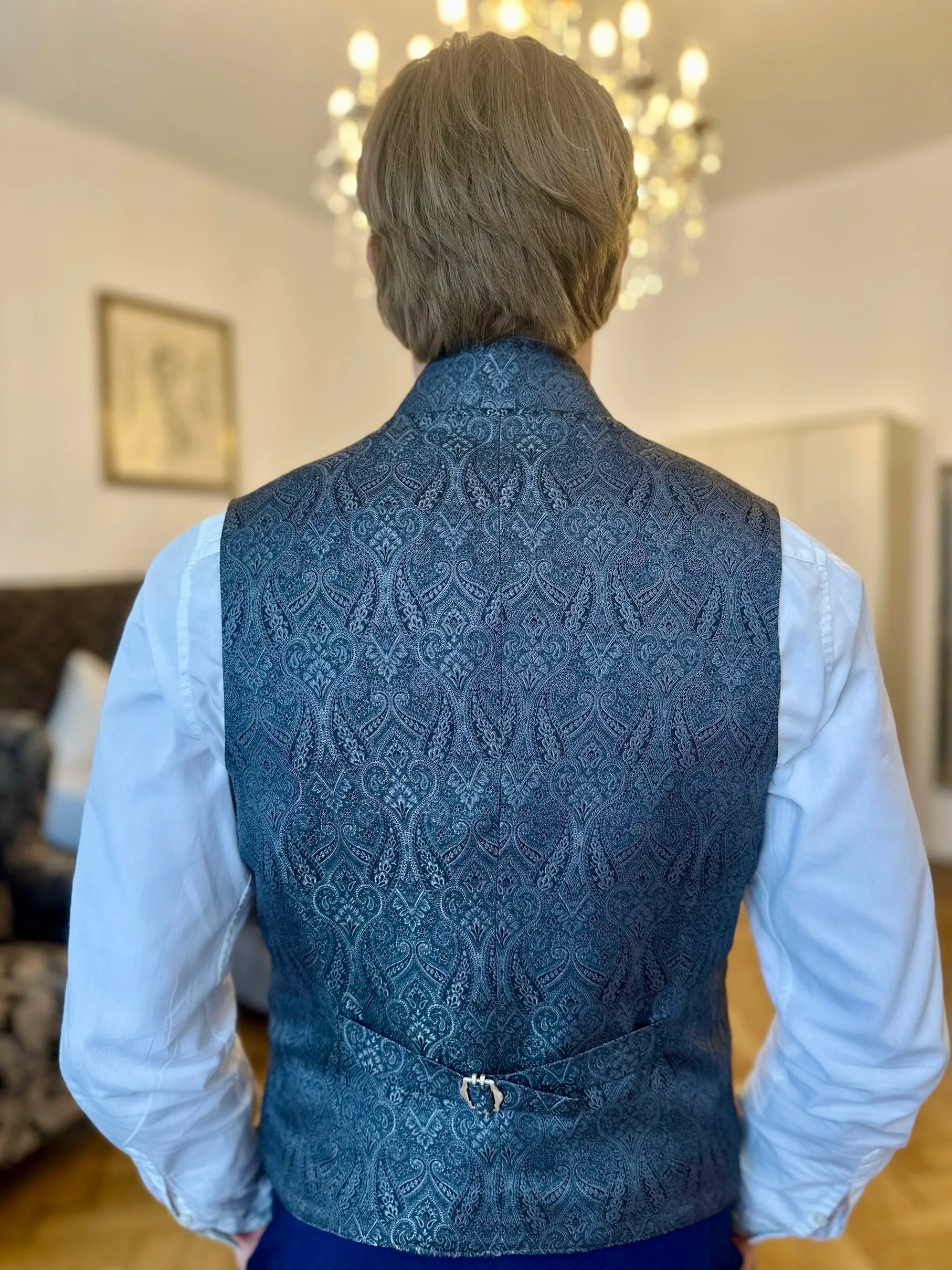 Saphirblaue Weste Franz Saphir an Herr getragen (Rückansicht) – elegante Trachtenmode in stilvoller Präsentation.
