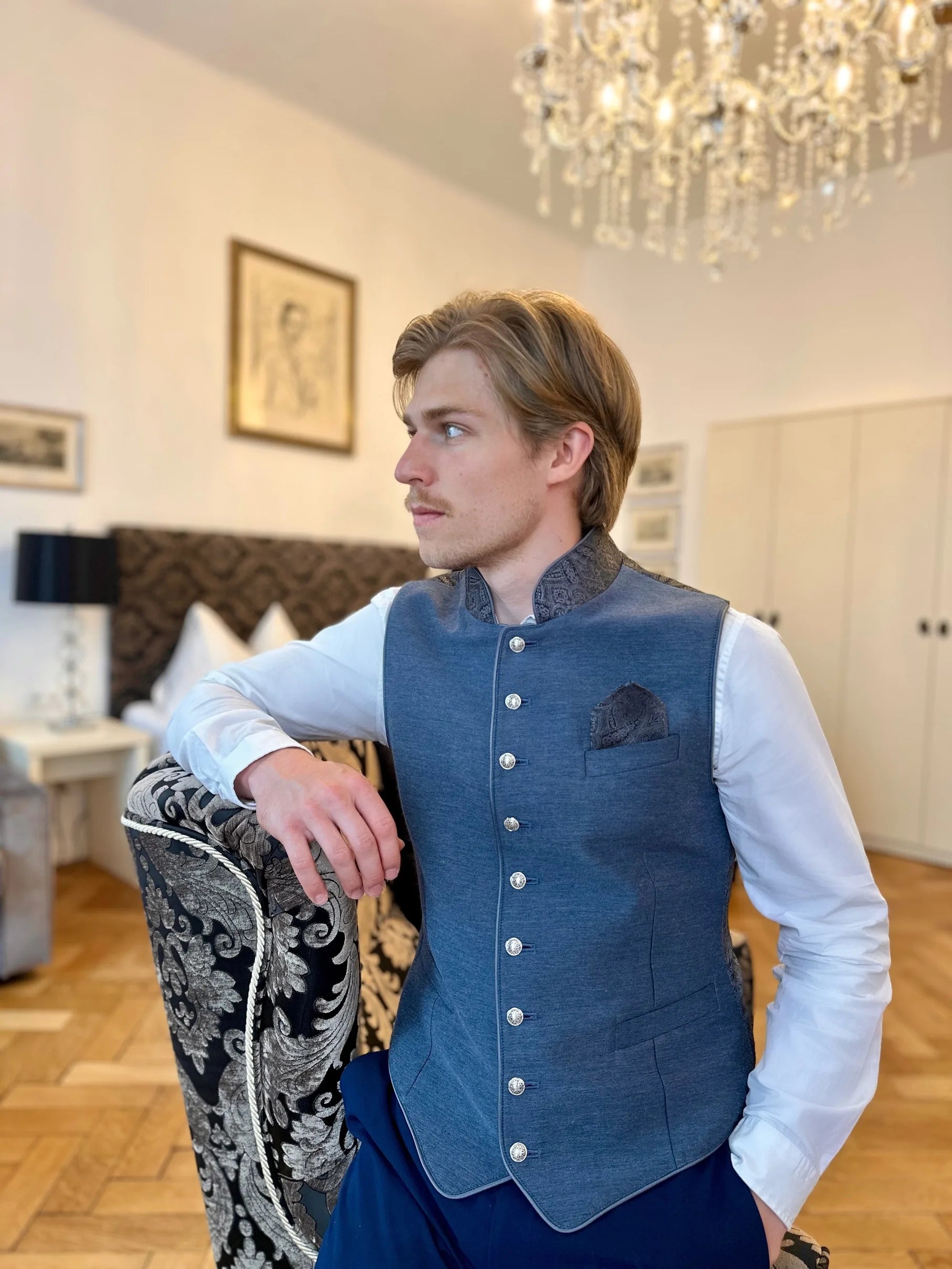 Saphirblaue Weste Franz Saphir an Herr getragen (Vorderansicht) – elegante Trachtenmode in stilvoller Präsentation.