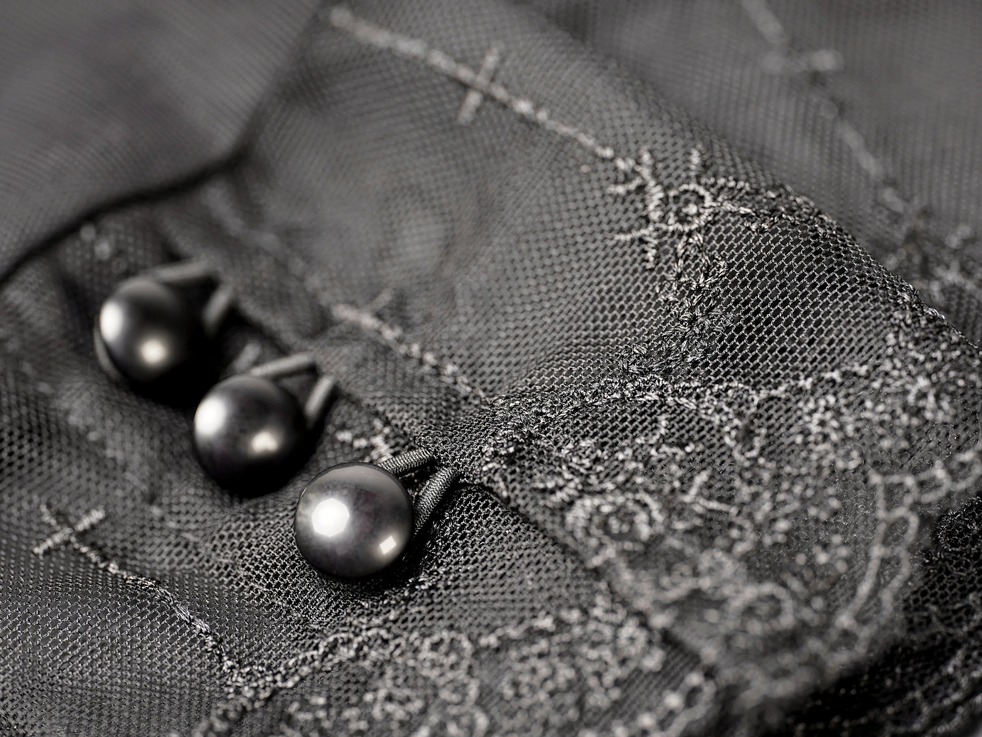 Zeigt die Knöpfe der Bluse die sich am handgelenk befinden. Elegante Damenbluse in  – perfekt für Trachten und festliche Anlässe.
