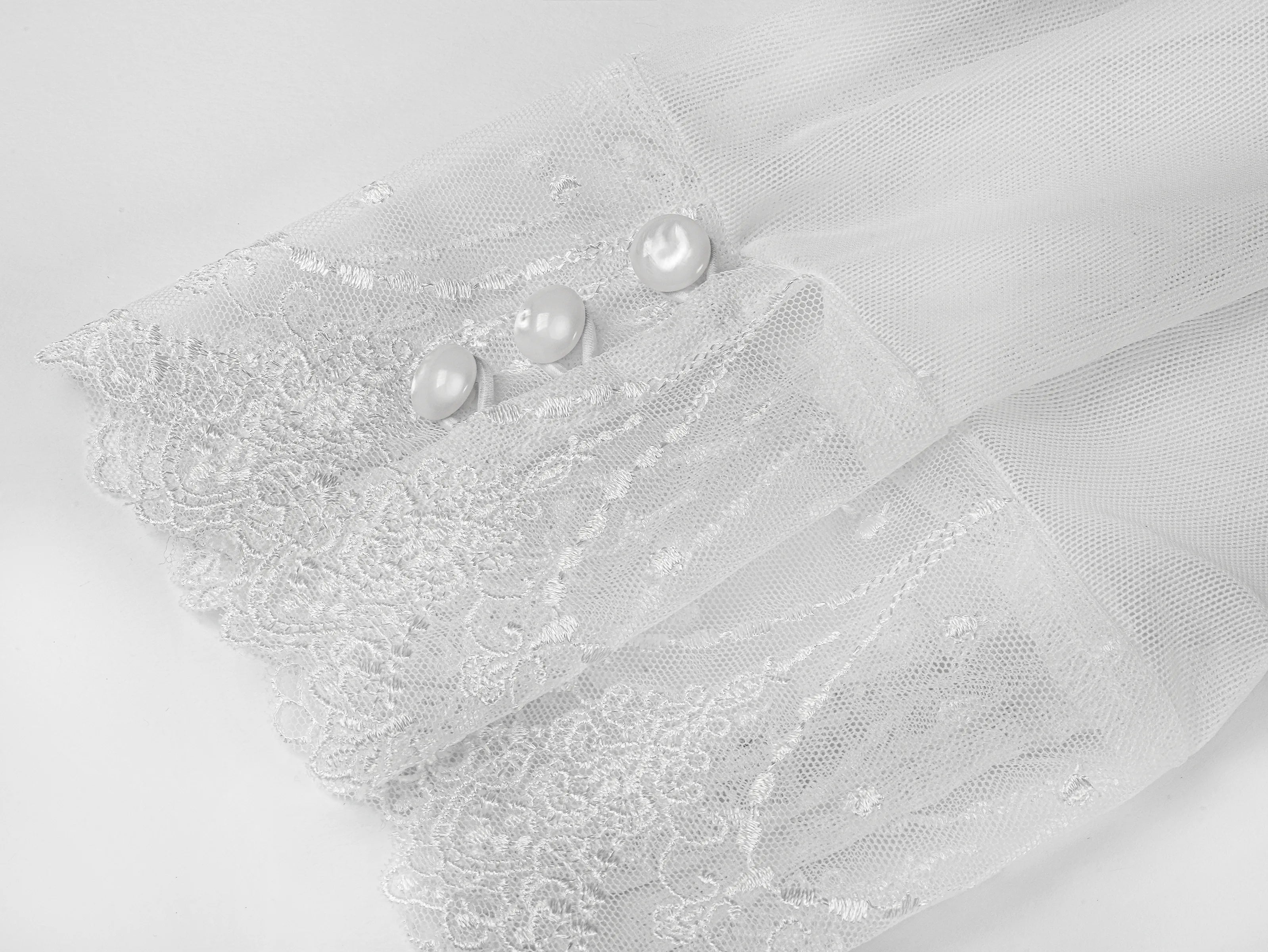 Zeigt die Knöpfe der Bluse die sich am handgelenk befinden. Elegante Damenbluse in  – perfekt für Trachten und festliche Anlässe.