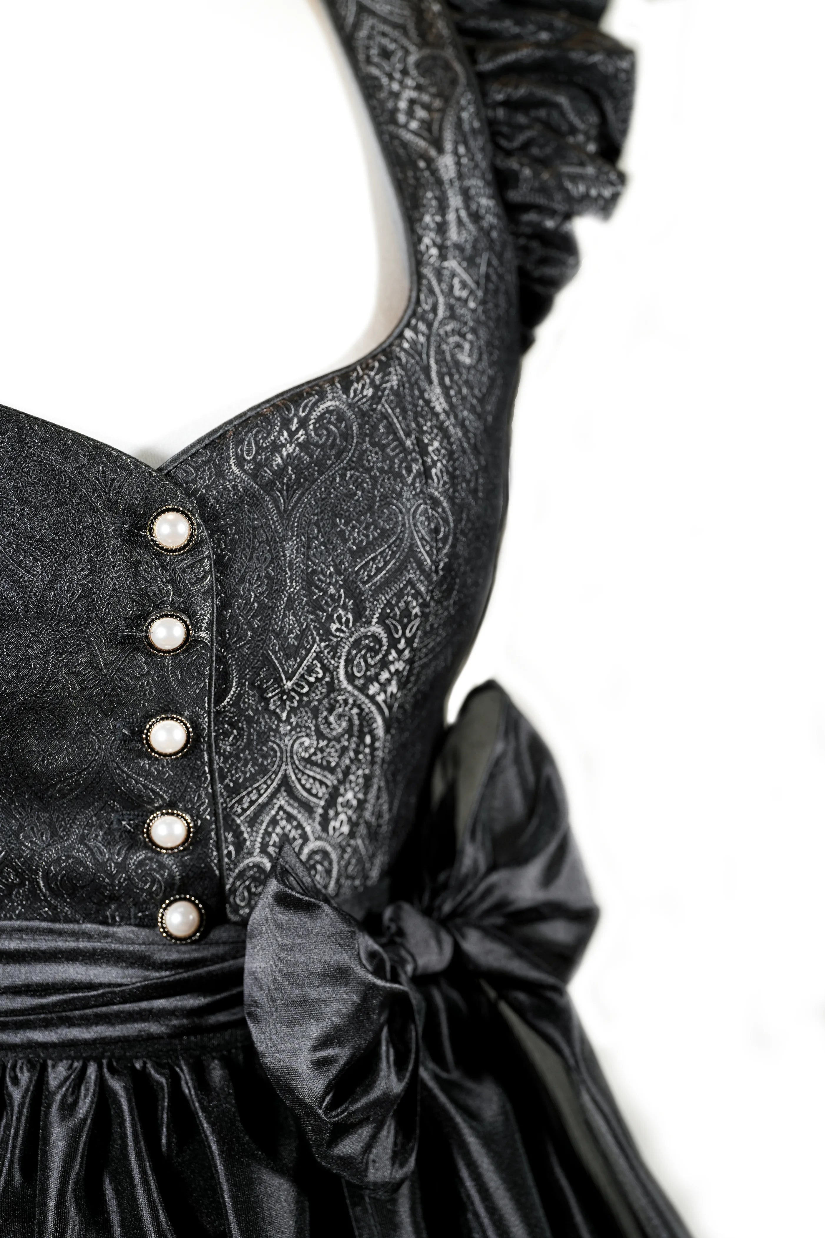 Zeigt die Knöpfe des Dirndls Sophie Noir. Detailaufnahme Dirndl in schwarz – ideal für Trachtenmode und Oktoberfest-Outfits.