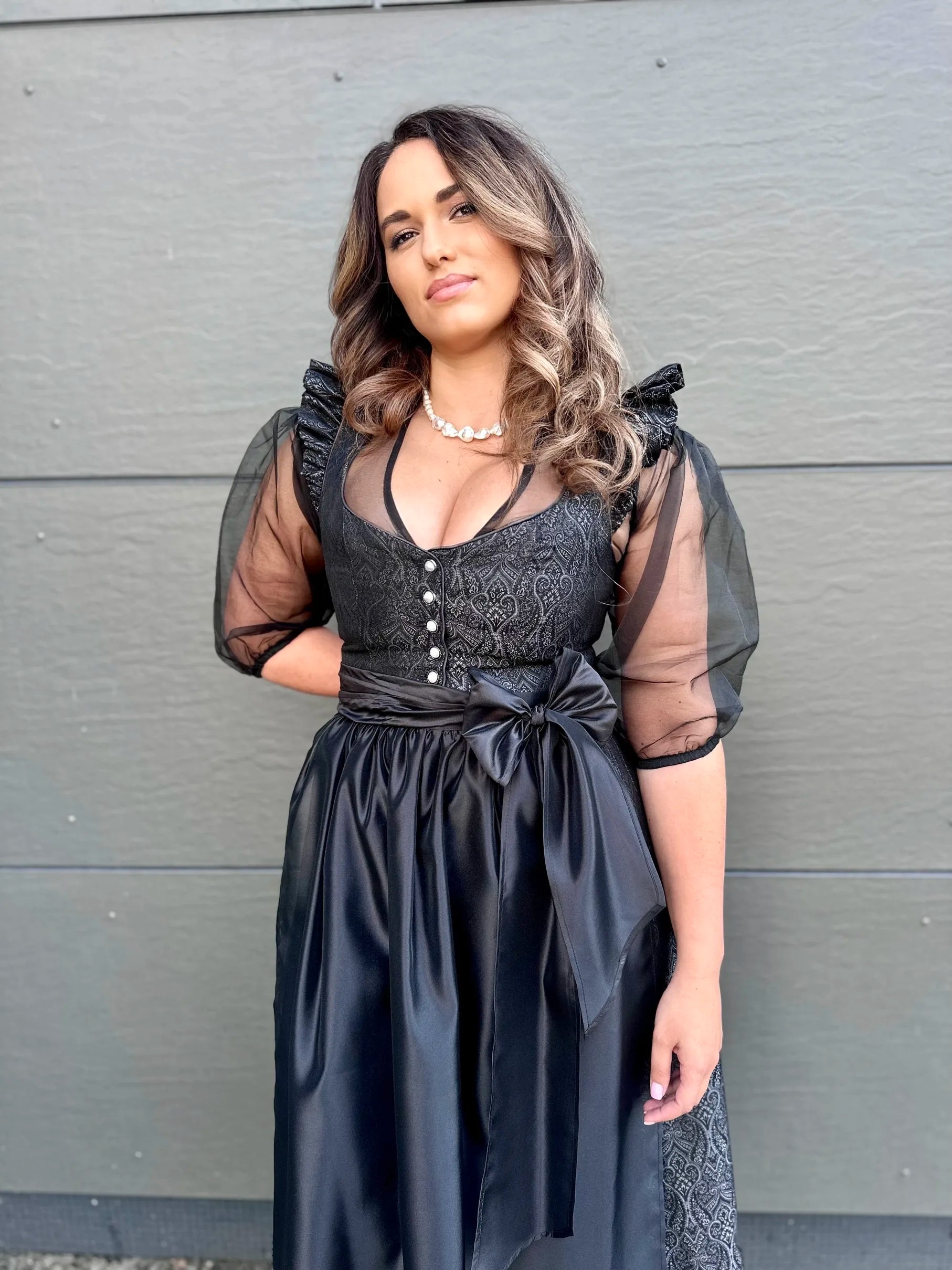 Schwarzes Dirndl Imperial Noir und der schwarzen Bluse Helene Noire an Frau getragen – elegante Trachtenmode in stilvoller Präsentation.