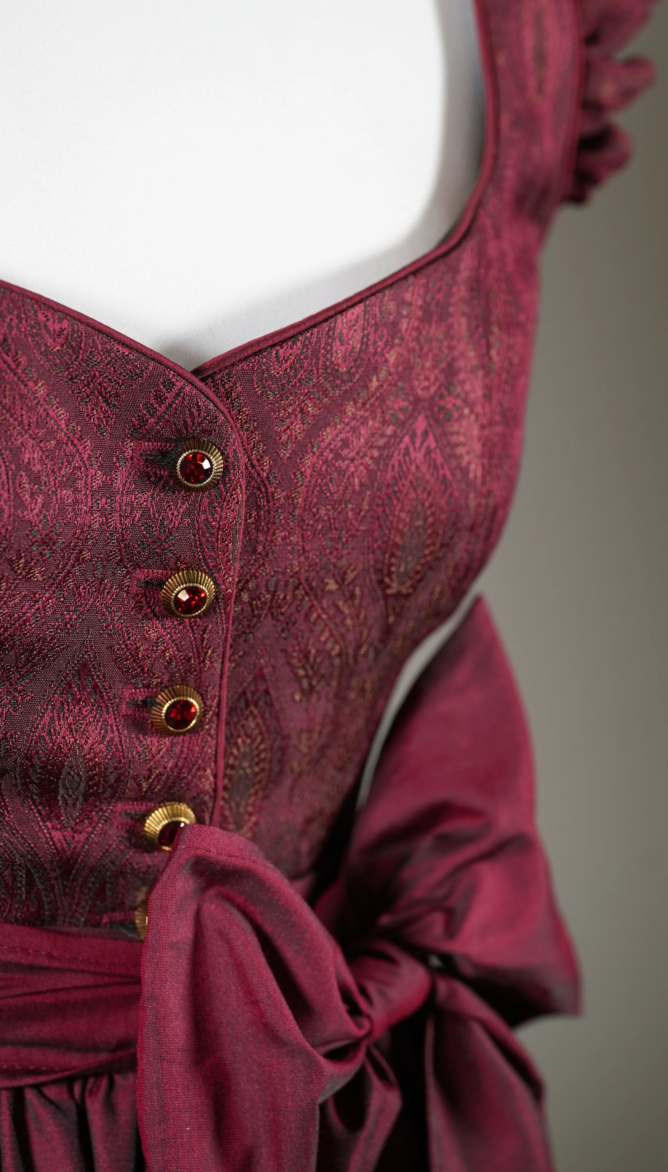 Zeigt die Knöpfe des Dirndls Sophie Rouge. Detailaufnahme Dirndl in rot – ideal für Trachtenmode und Oktoberfest-Outfits.