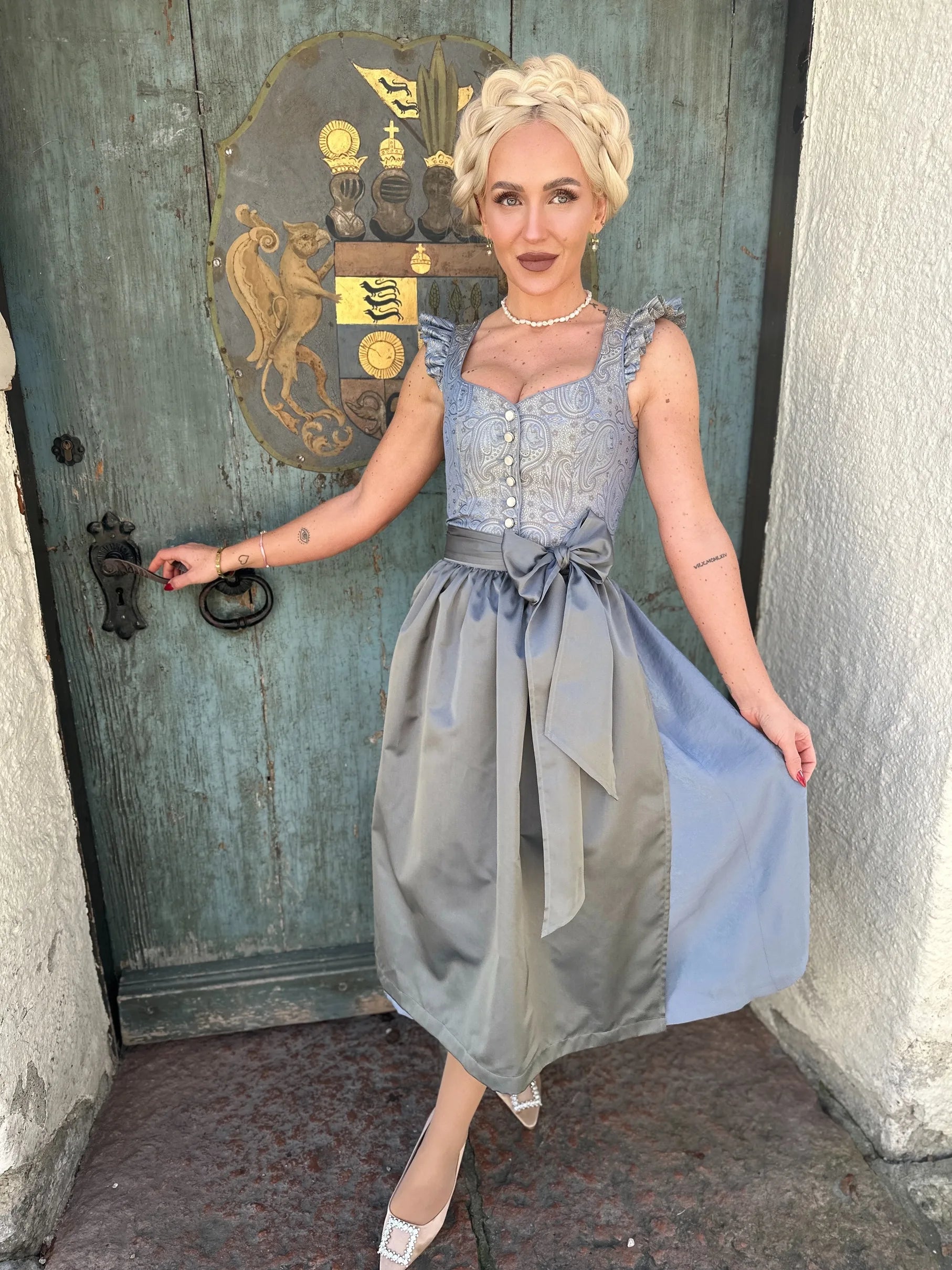 Zeigt das Gesicht hinter Imperialista Fashion Michelle Miggitsch im Dirndl.